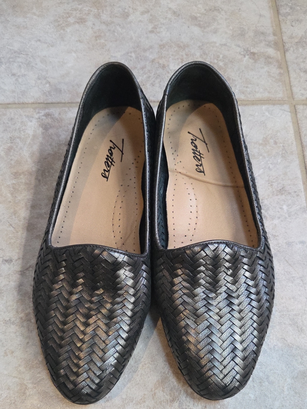 Trotters Womens Metallic Chrome Charcoal Gray Slip-On Shoes Size 8.5 W Wide